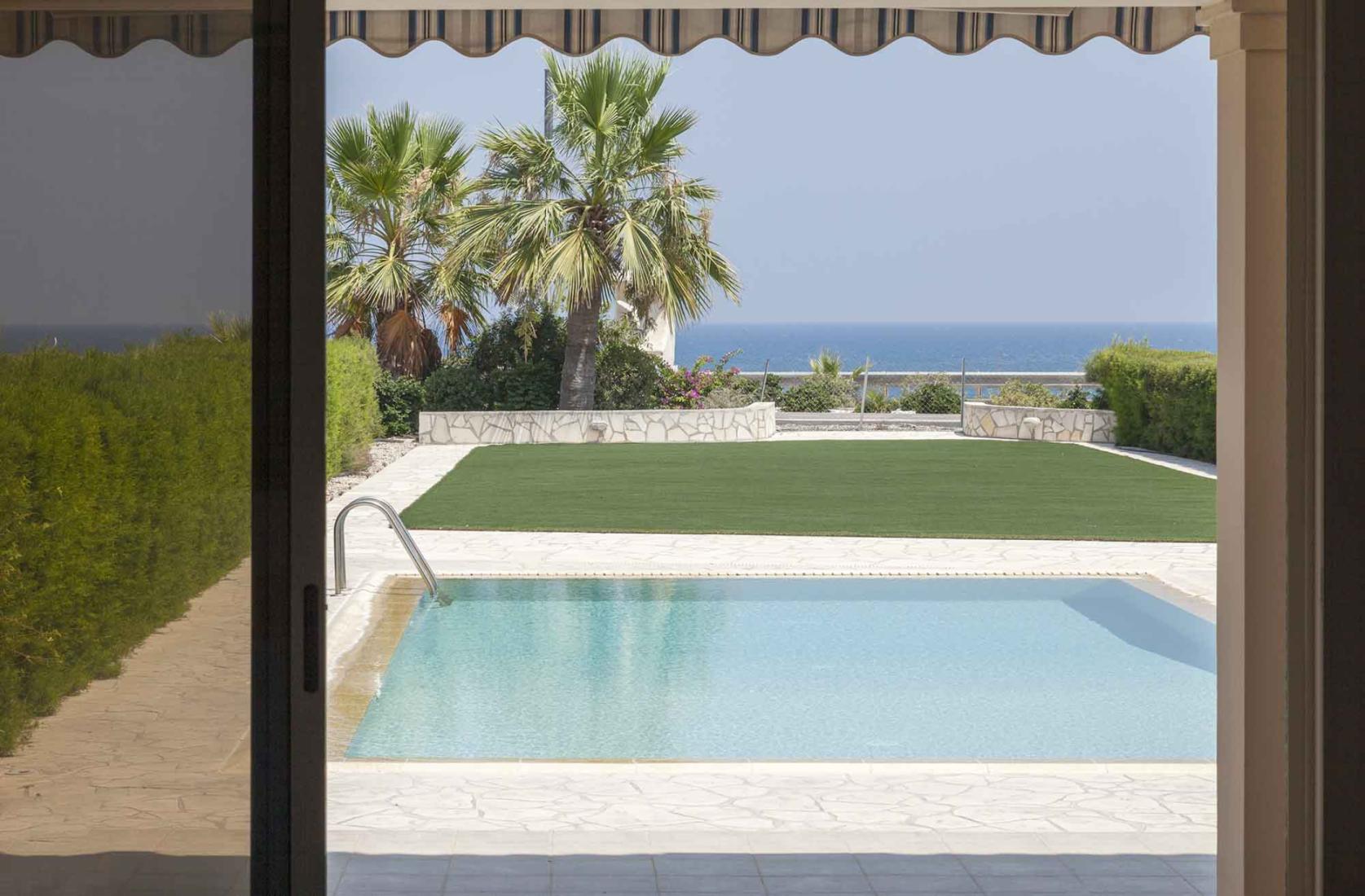 pervolia-img-30651671860175546-copy-large