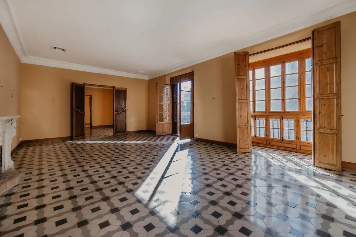 Spacious living room in a Malaga penthouse with large windows and natural light.