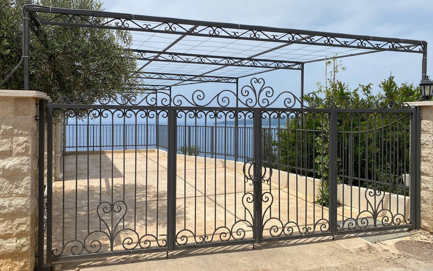 vila-for-sale-in-montenegro-rezevici-outside-view-4