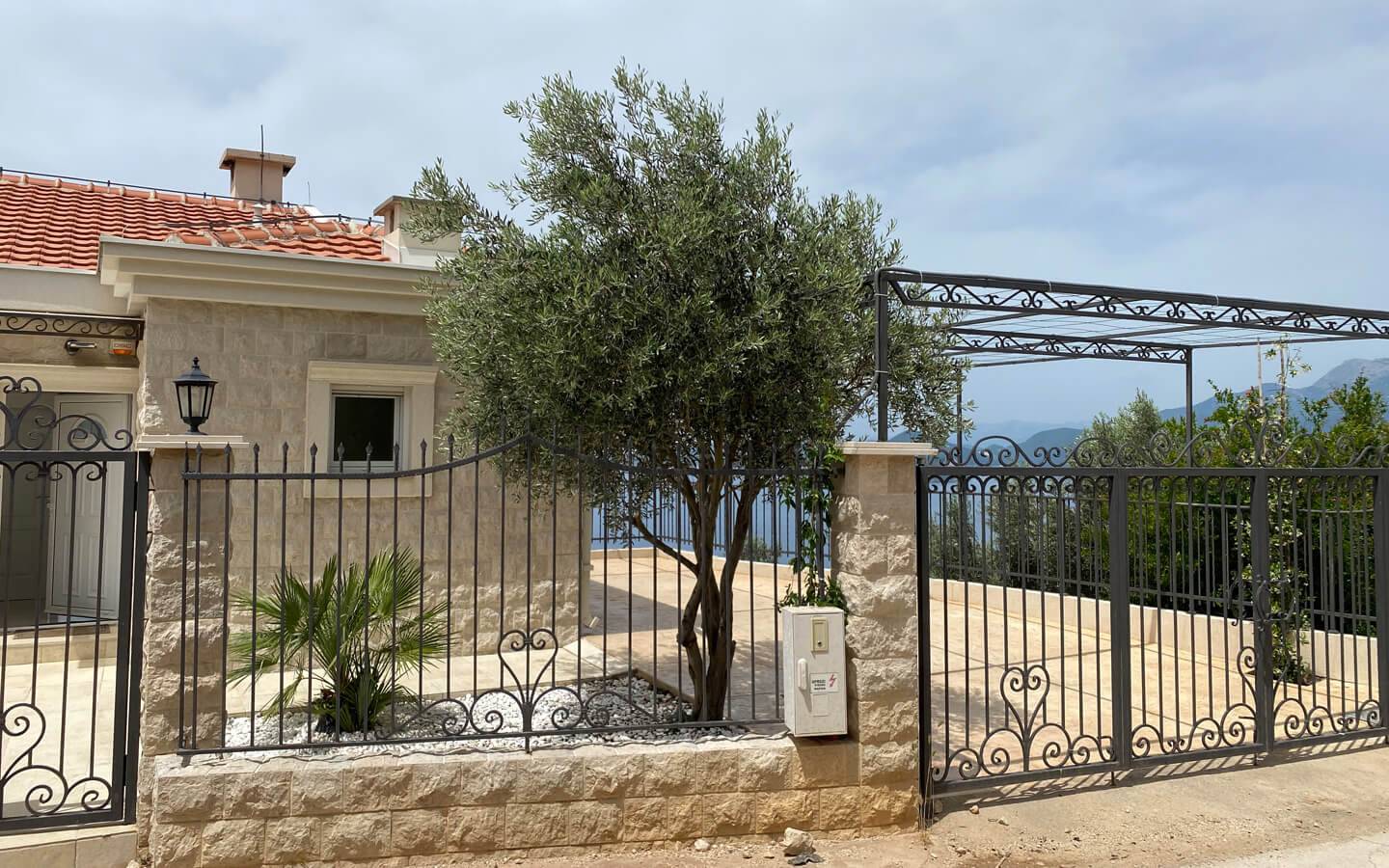 vila-for-sale-in-montenegro-rezevici-outside-view-6