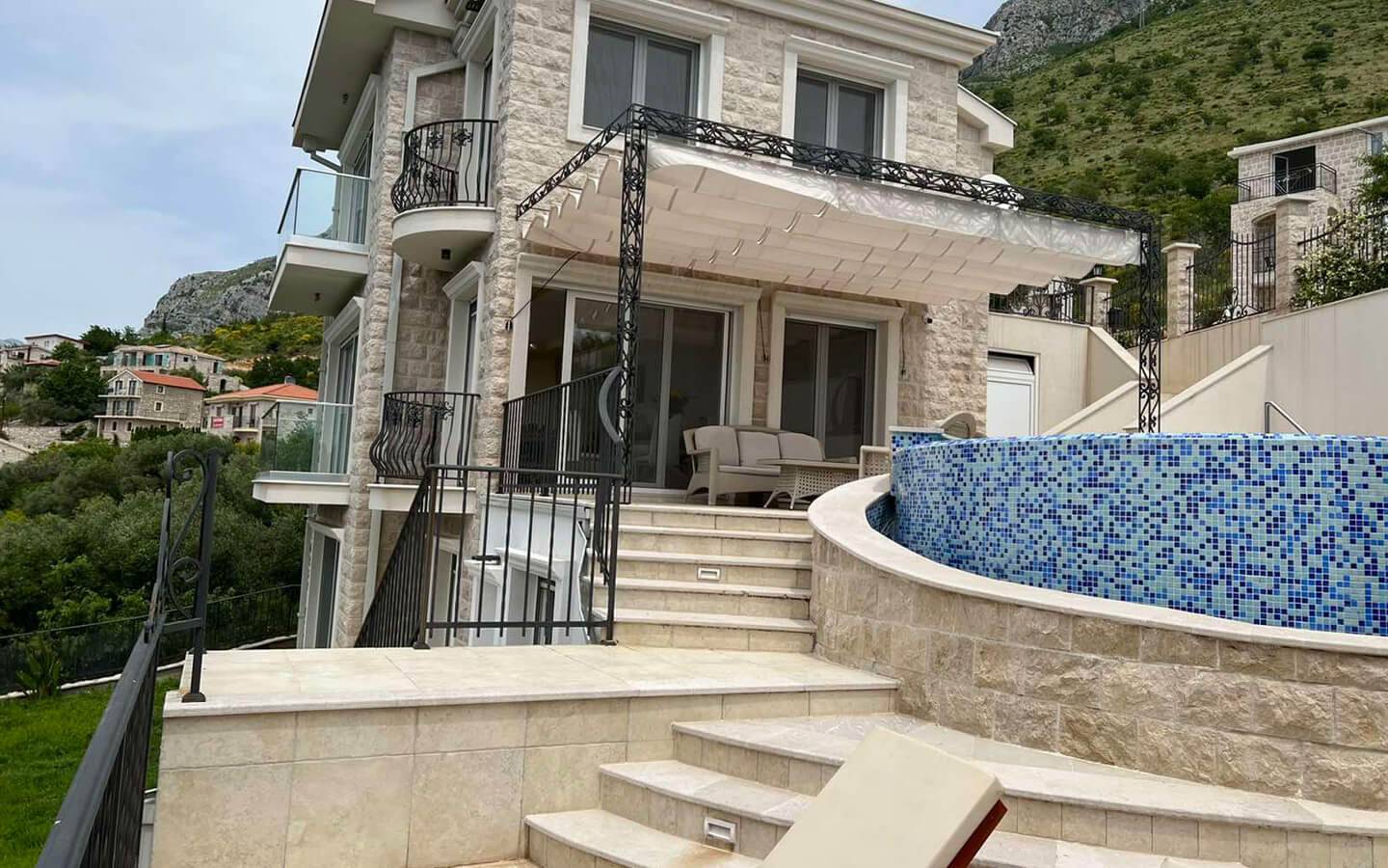 vila-for-sale-in-montenegro-rezevici-outside-view