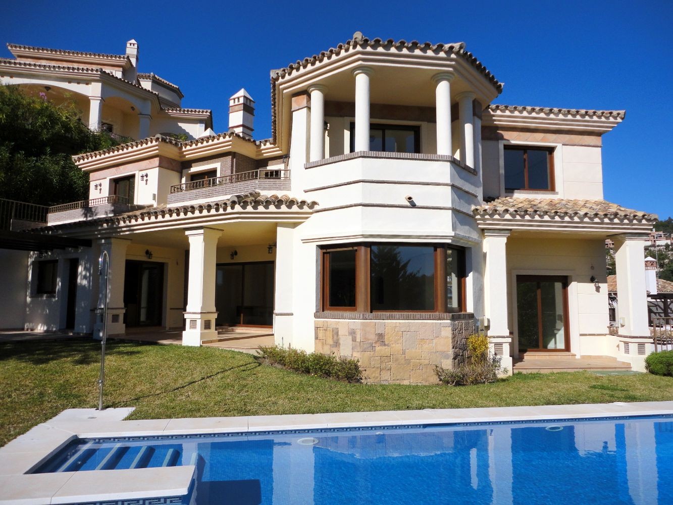 villa-building-and-gardens-day-view-18