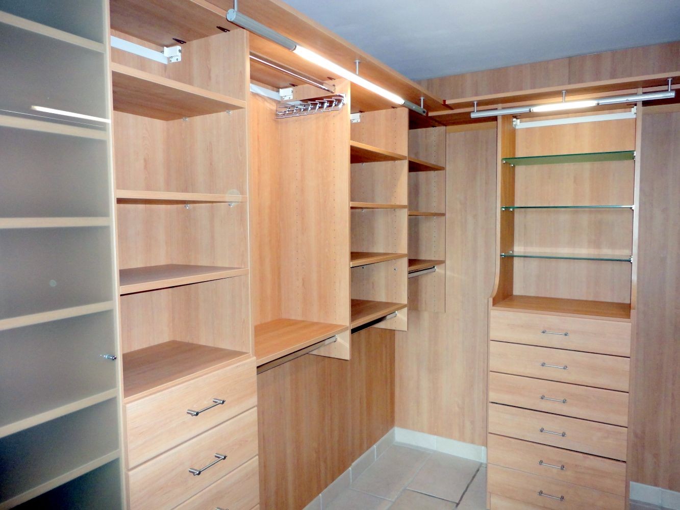 villa-master-bedroom-suite-level-1-12