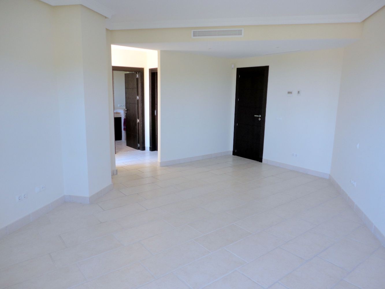 villa-master-bedroom-suite-level-1-4