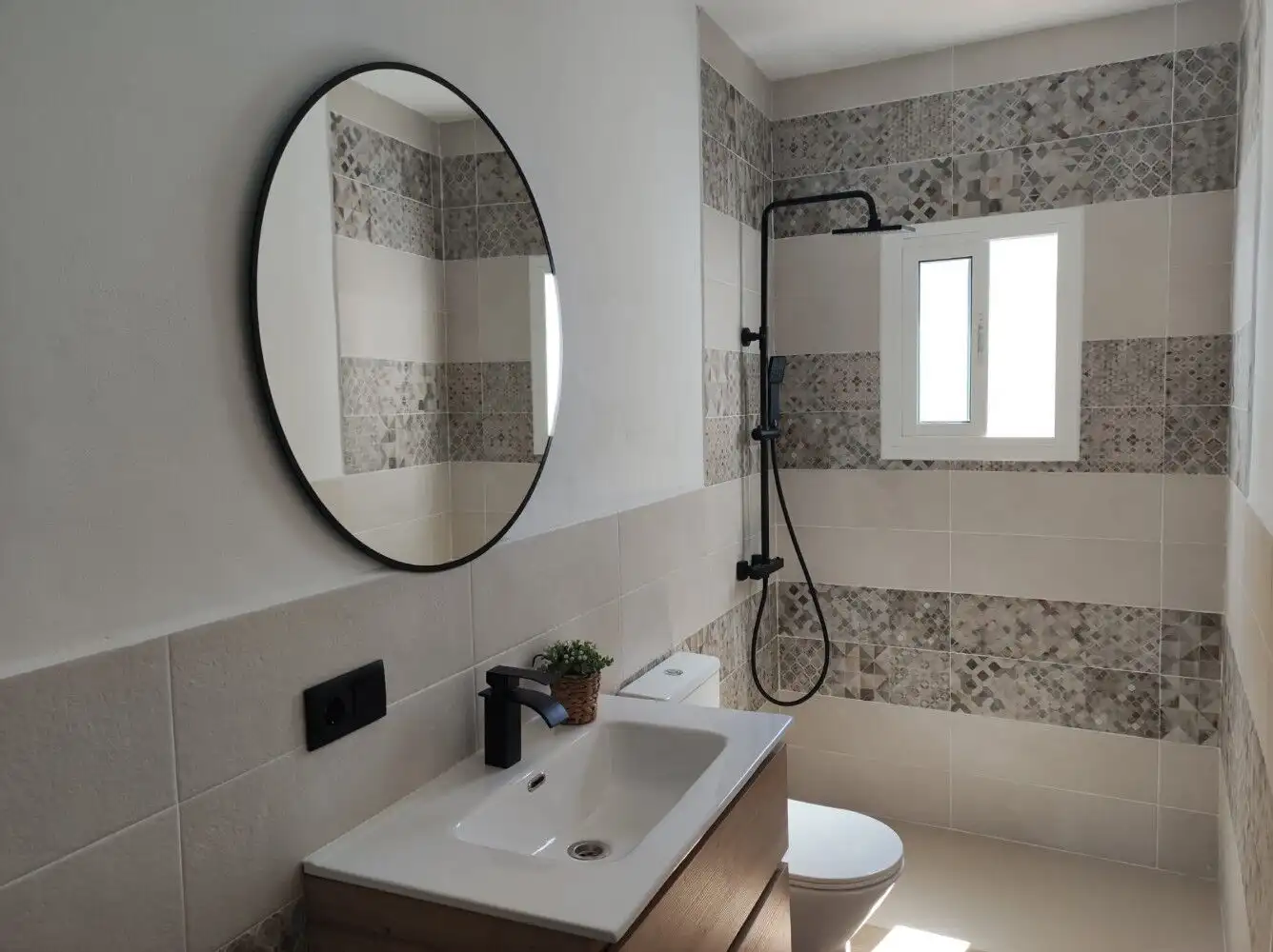 Cozy independent casita in Torresoto featuring a stylish bathroom with patterned tiles and a small w.