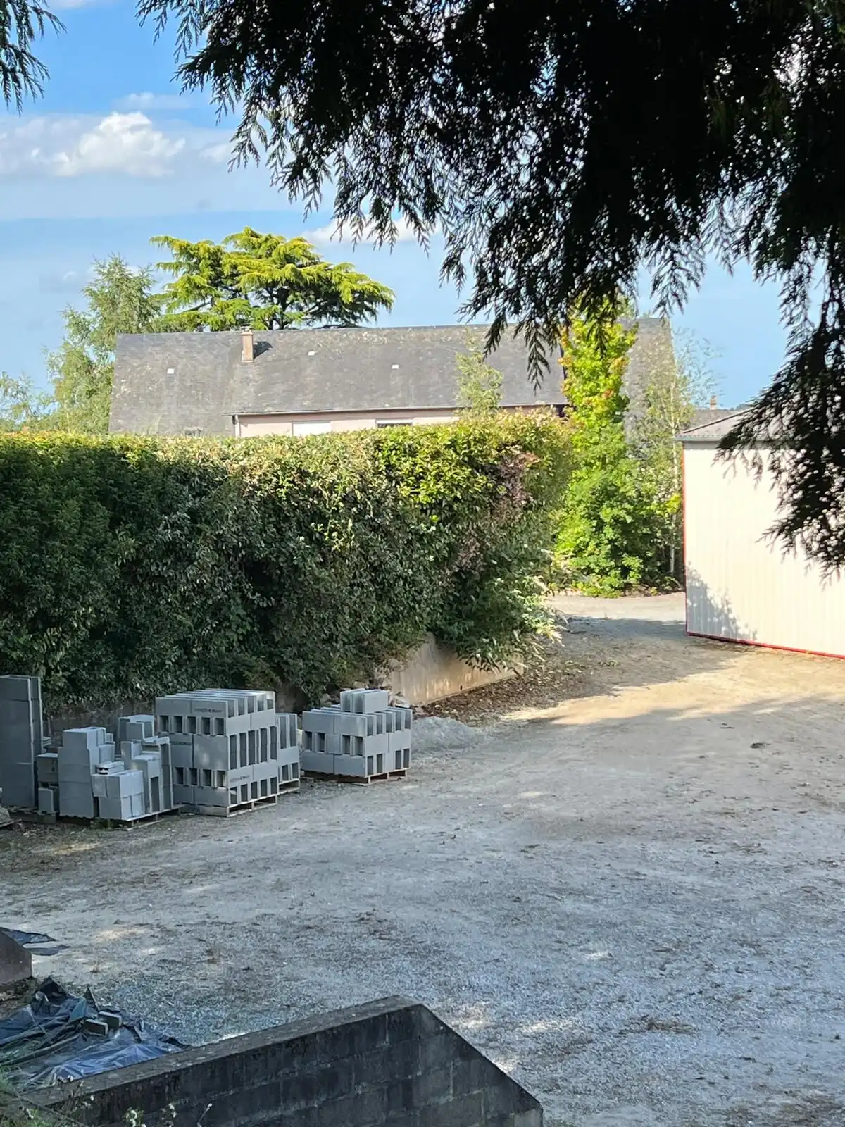 House for sale in Vautorte, Pays de la Loire, featuring a spacious garden and rural surroundings.