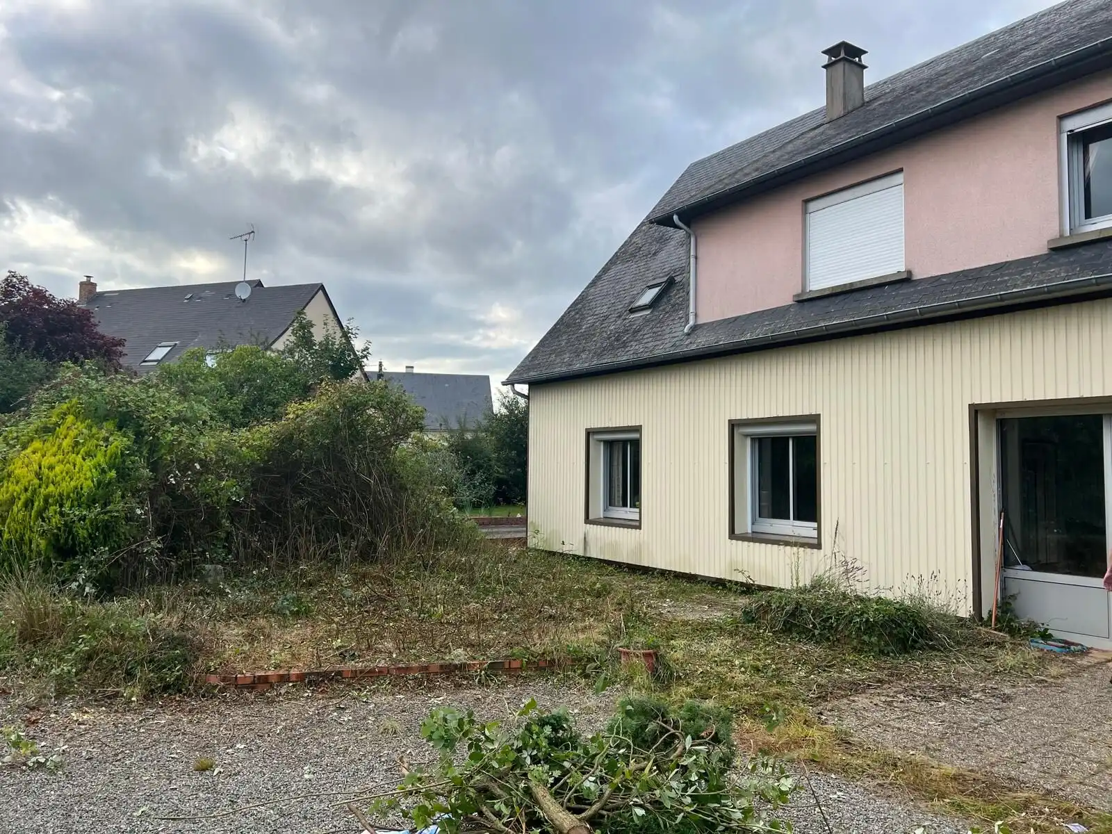 Spacious 6-bedroom house in Vautorte, Pays de la Loire, with garden and modern features.
