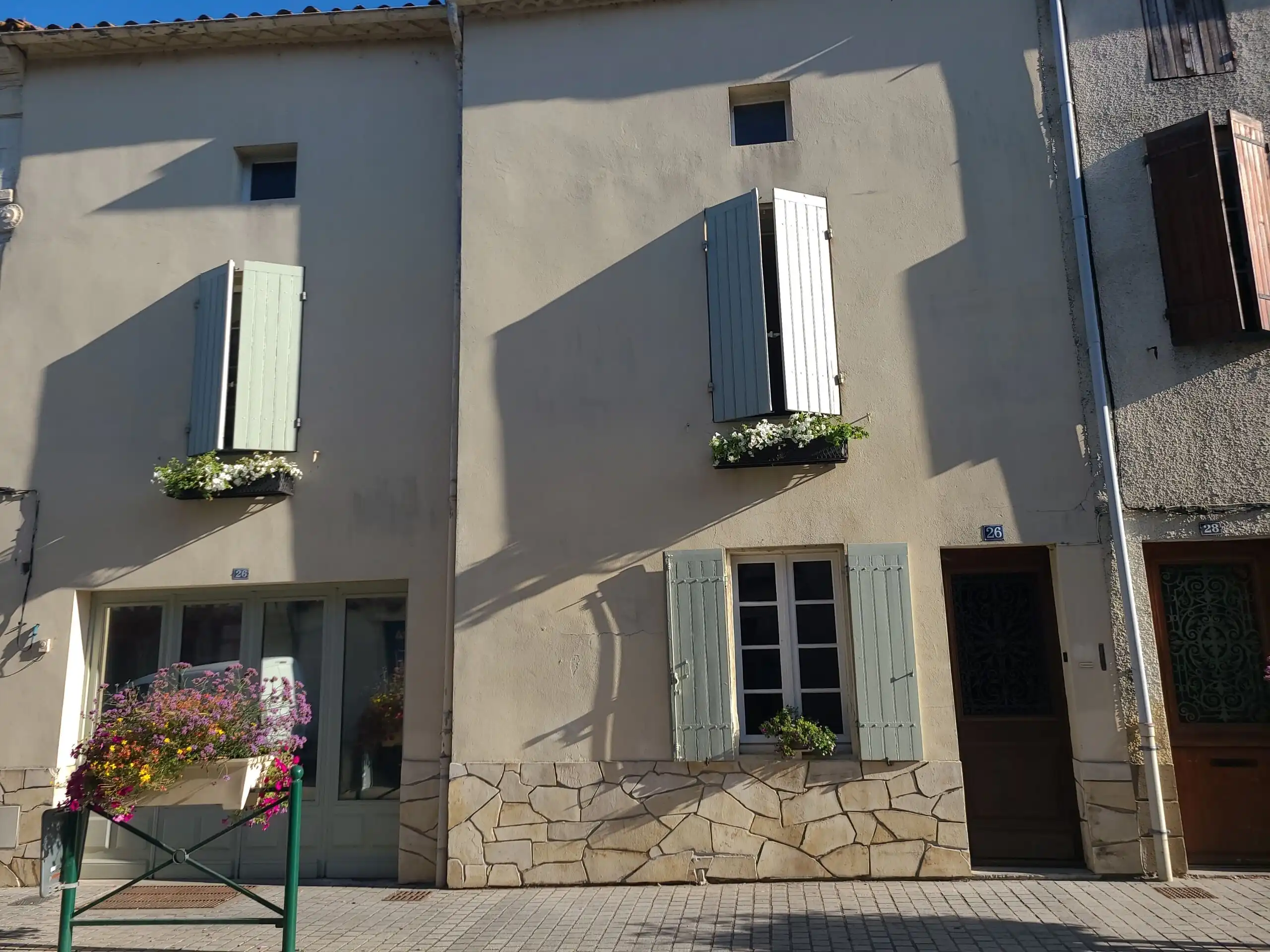 Beautiful townhouse with shutters and flower boxes in Monségur, ideal for buyers seeking a cozy home.