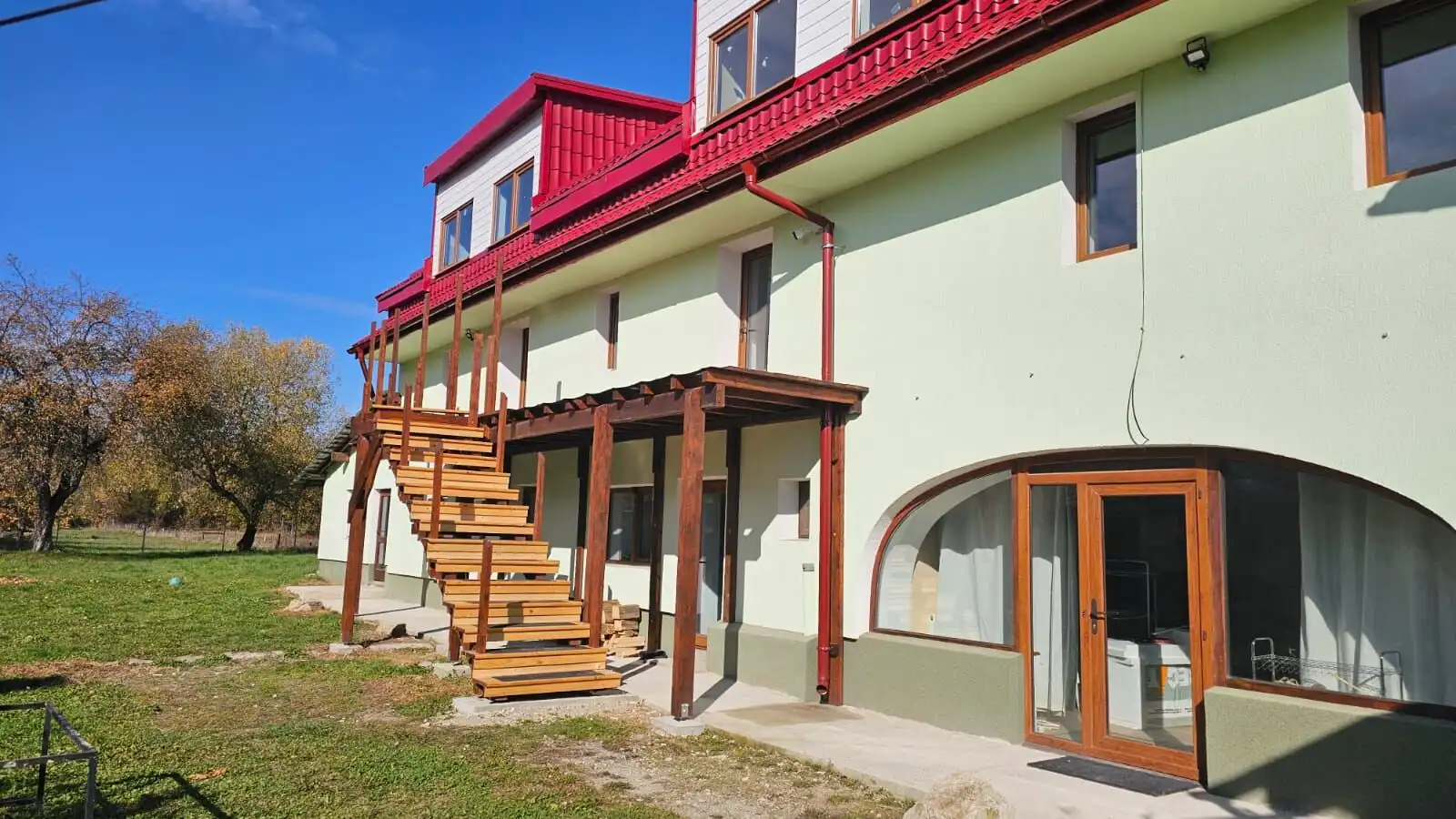 Spacious 9-bedroom house in Vulcan Brasov with outdoor stairs and large windows. Perfect for familie.