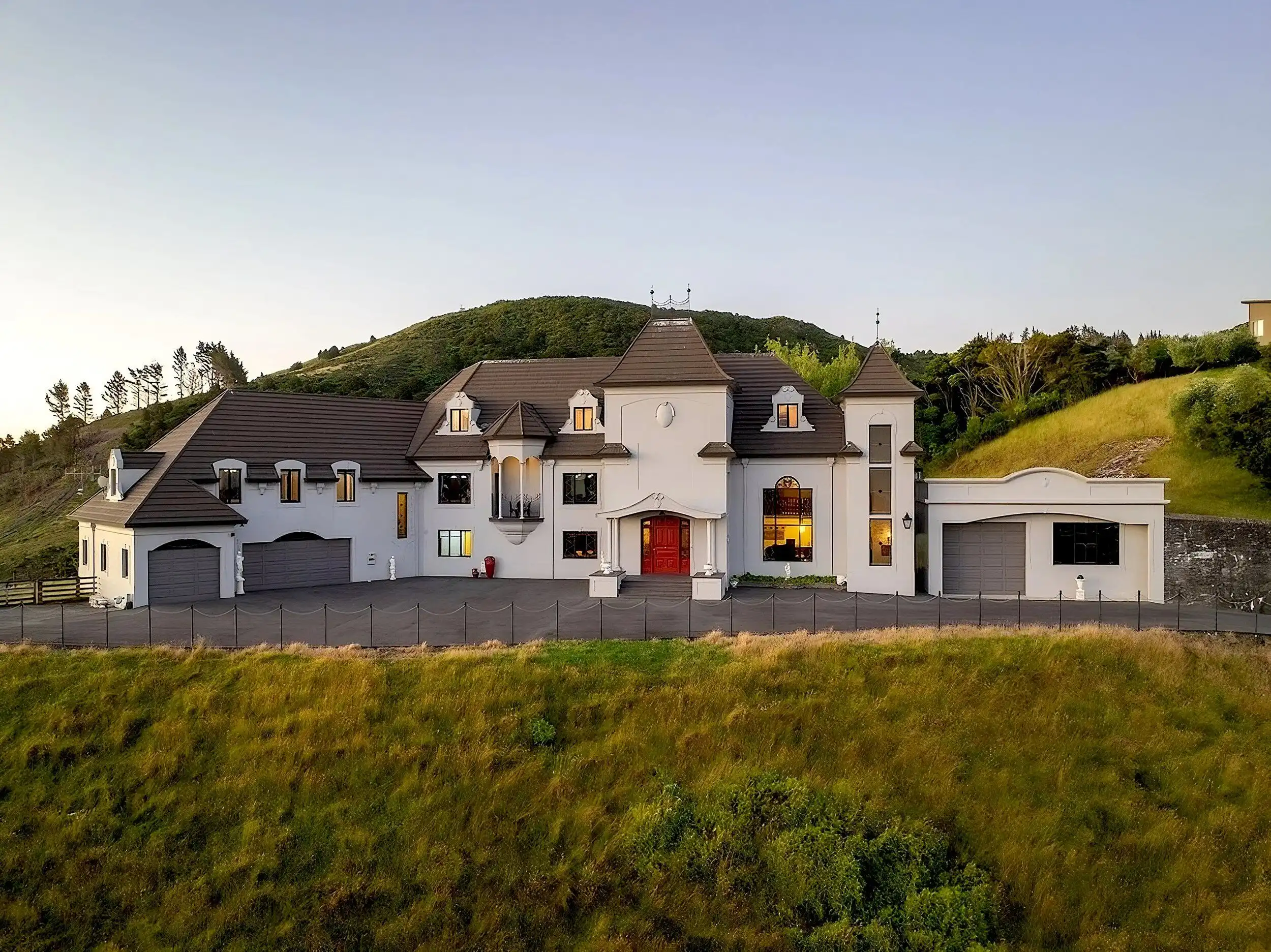 Elegant luxury château located in Ngararatunua, offering stunning architecture and scenic views.