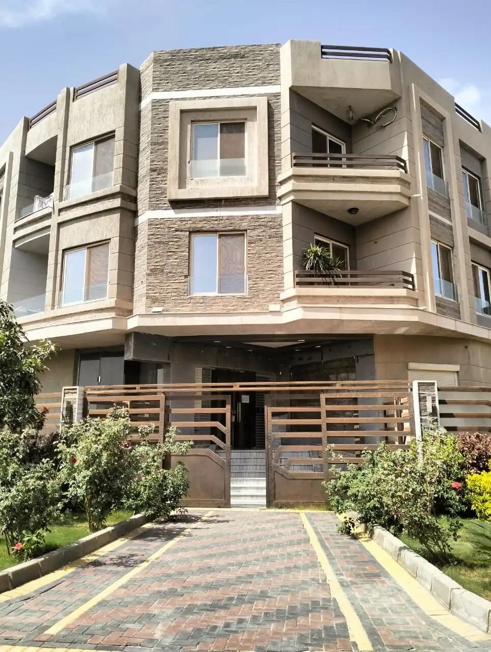 Modern 3-bedroom apartment for sale in New Cairo with stylish design and spacious balconies. Perfect.