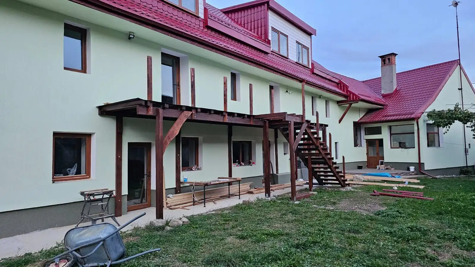 Spacious 9-bedroom house for sale in Vulcan Brasov, Romania, with a large outdoor area and contempor.
