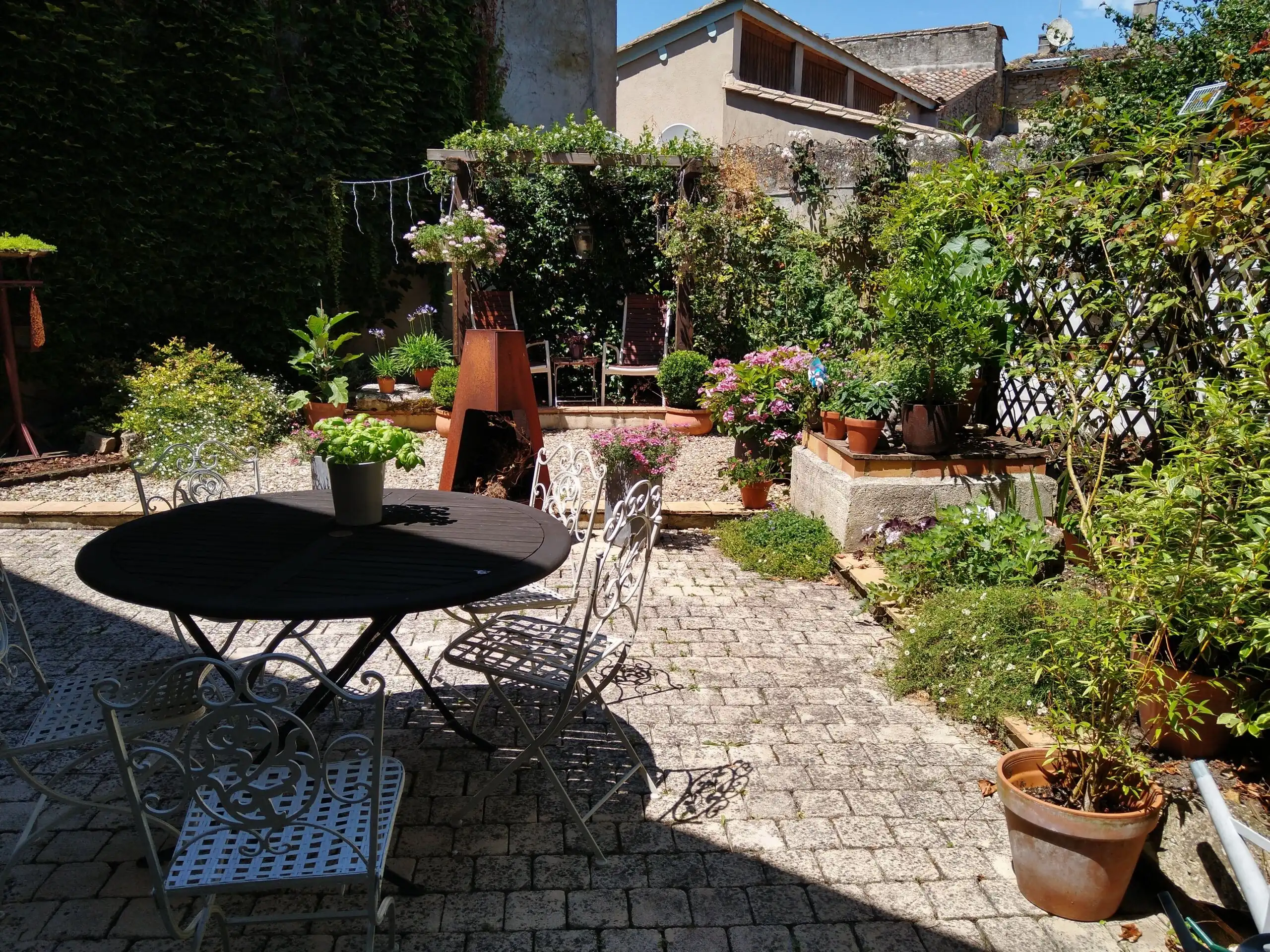 Beautiful garden of a 4-bedroom townhouse in Monségur, perfect for outdoor living and relaxation.