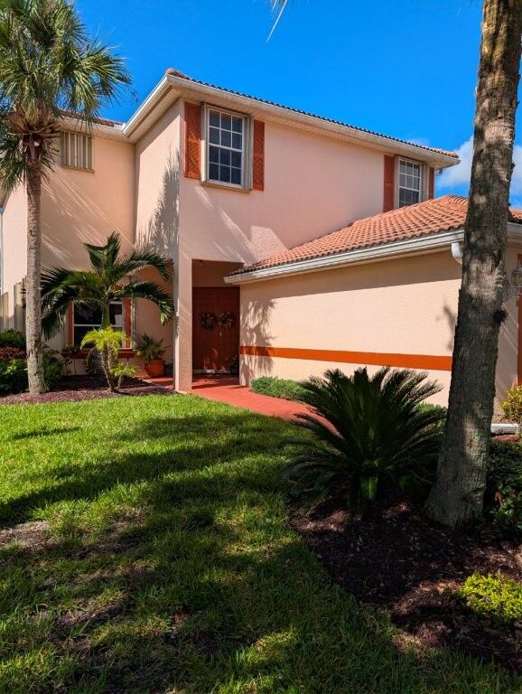 Waterfront luxury villa with 3 bedrooms in Cape Coral, Florida, featuring lush gardens and a private.