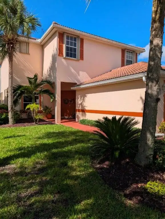 Waterfront luxury villa with 3 bedrooms in Cape Coral, Florida, featuring lush gardens and a private.