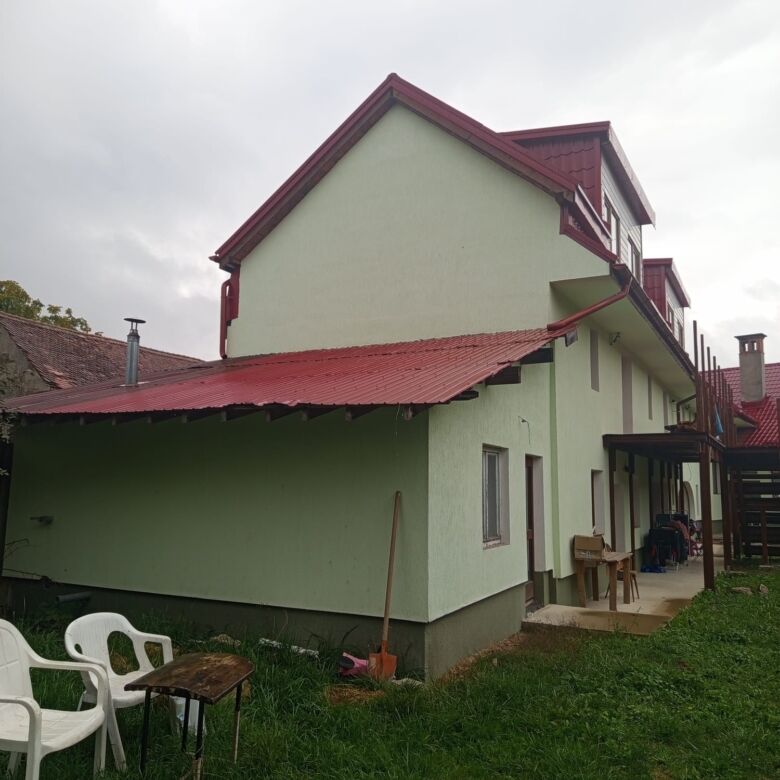 Spacious 9-bedroom house for sale in Vulcan Brasov, offering comfort and versatility in a scenic loc.