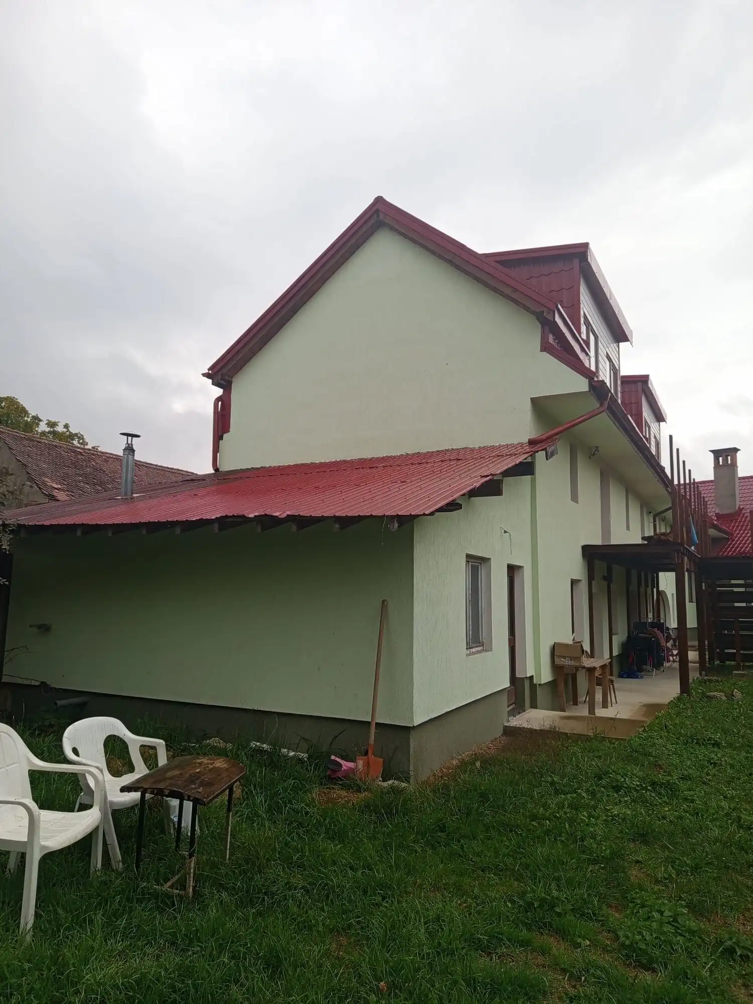 Spacious 9-bedroom house for sale in Vulcan Brasov, offering comfort and versatility in a scenic loc.