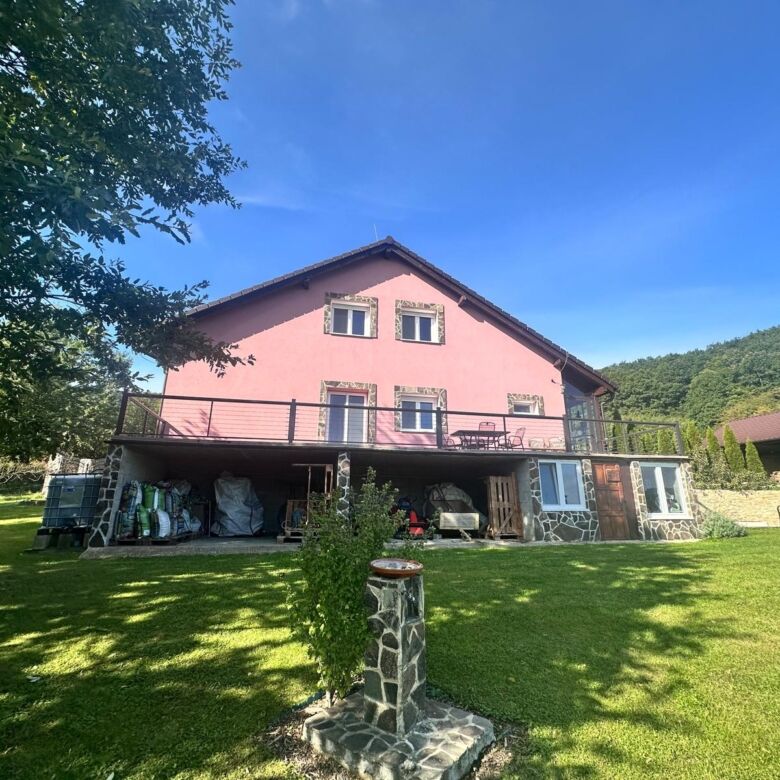 Beautiful pink country house with spacious outdoor area and mountain views in Lukovištia.