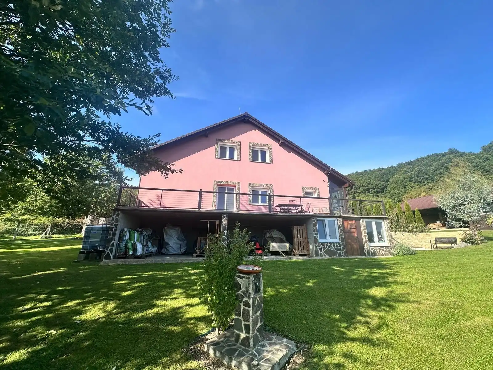 Beautiful pink country house with spacious outdoor area and mountain views in Lukovištia.