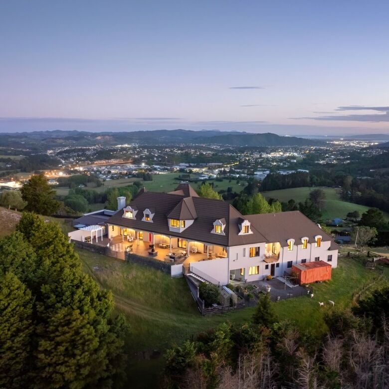 Elegant luxury château with stunning views in Ngararatunua, perfect for upscale living and investmen.
