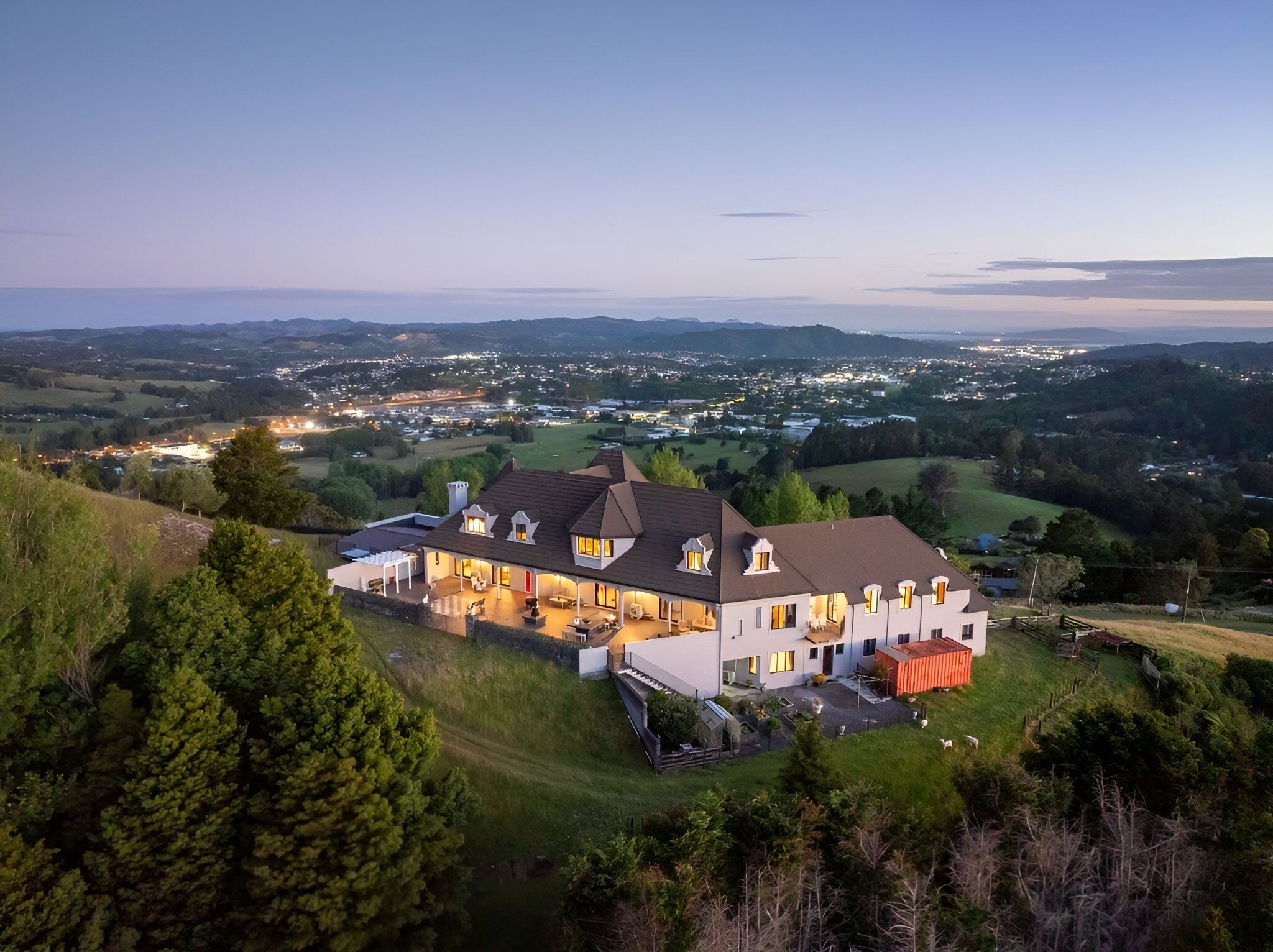 Elegant luxury château with stunning views in Ngararatunua, perfect for upscale living and investmen.