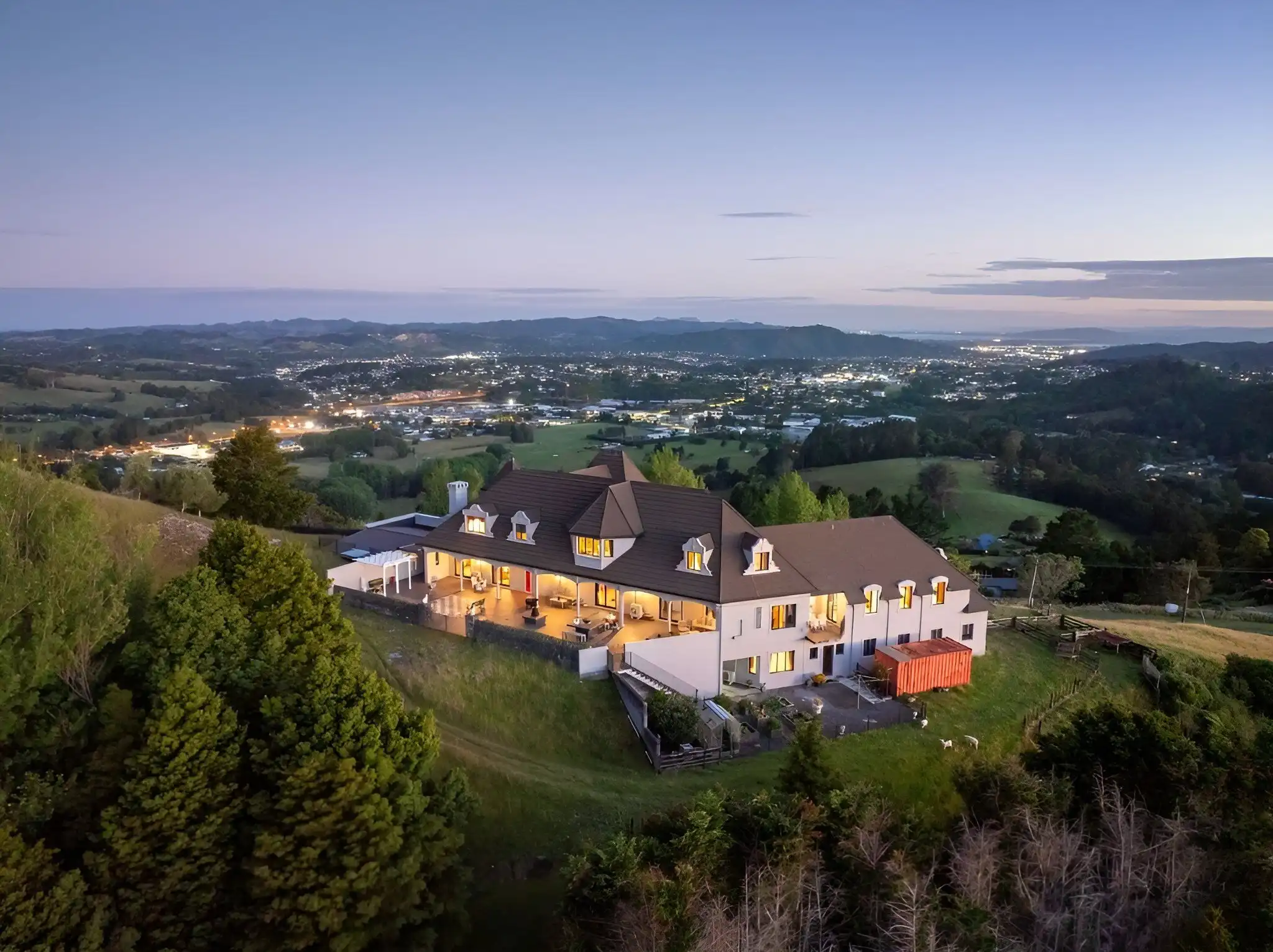 Elegant luxury château with stunning views in Ngararatunua, perfect for upscale living and investmen.