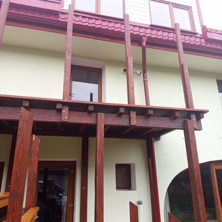 Beautiful 9-bedroom house with balcony and wooden deck in Vulcan Brasov.