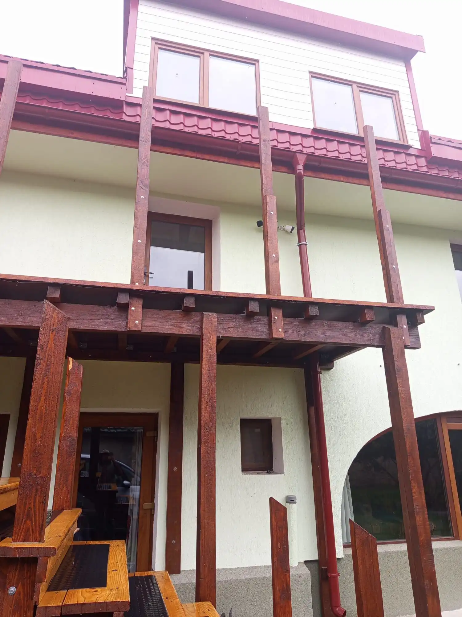 Beautiful 9-bedroom house with balcony and wooden deck in Vulcan Brasov.