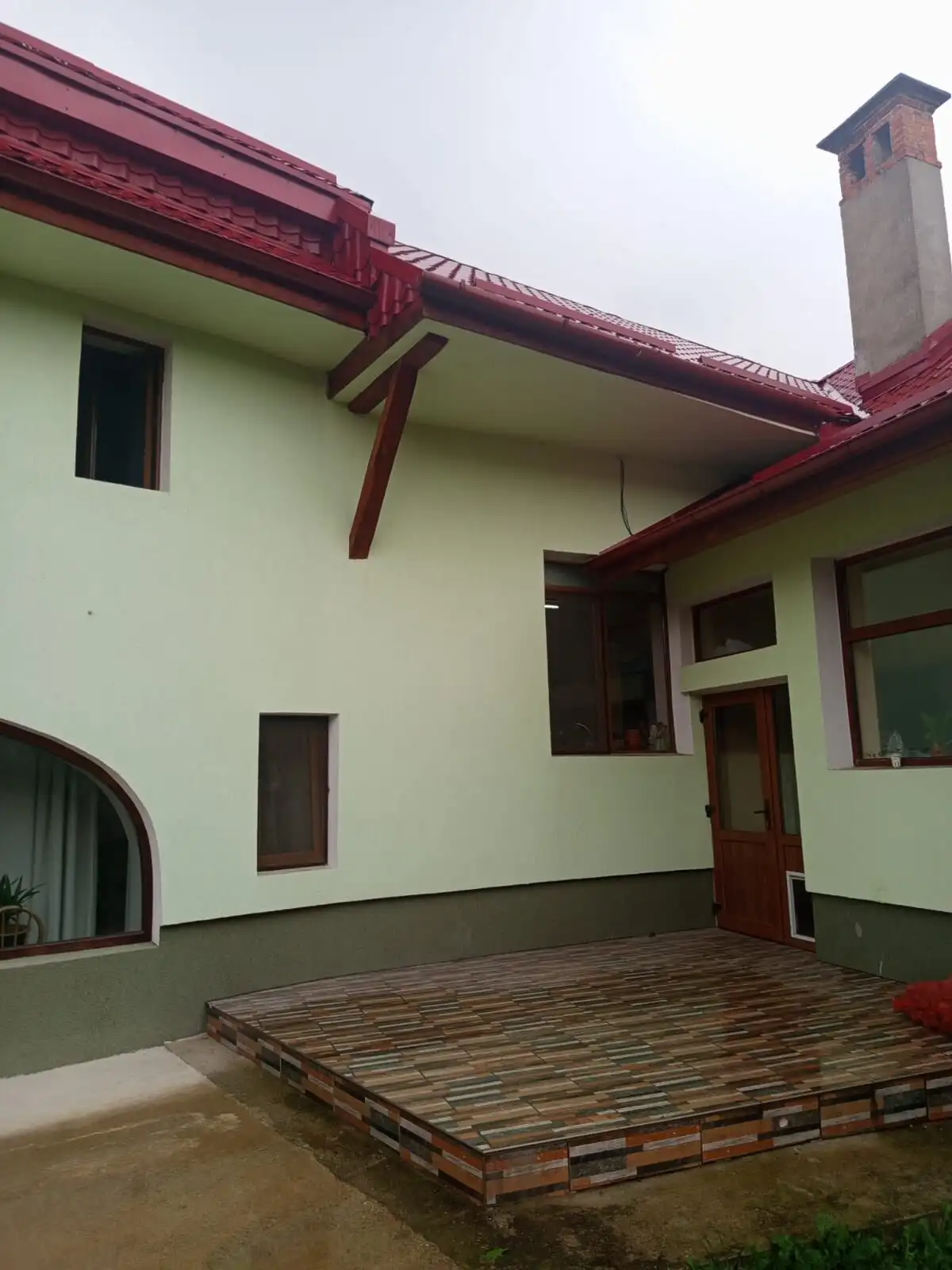 Spacious 9-bedroom house for sale in Vulcan Brasov, featuring a stylish exterior and a large wooden.