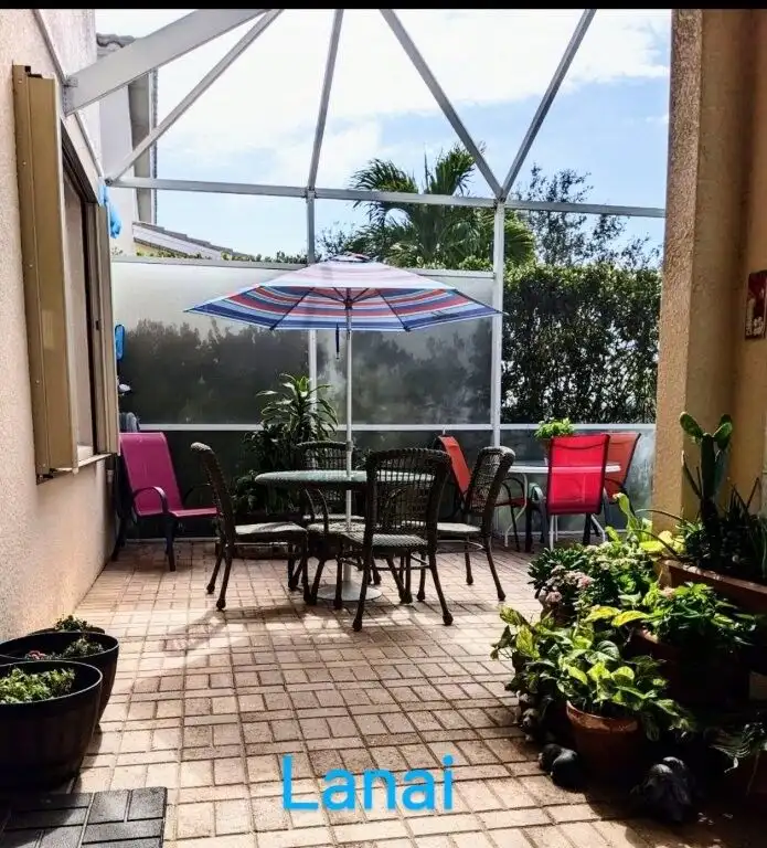 Waterfront villa with outdoor patio and garden in Cape Coral, Florida. Perfect for relaxing and enjo.