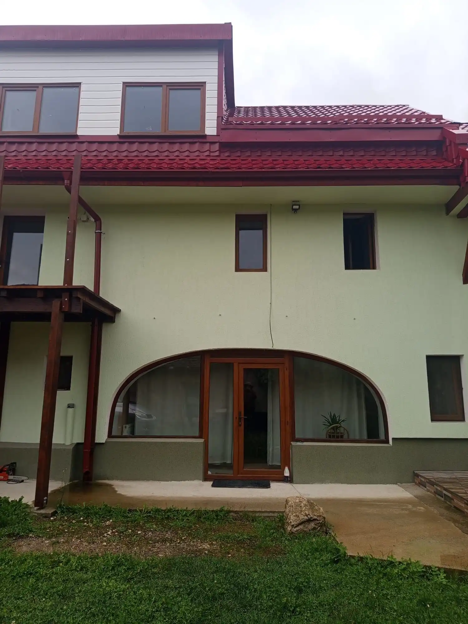 Spacious 9-bedroom house for sale in Vulcan Brasov, featuring a contemporary design and large window.