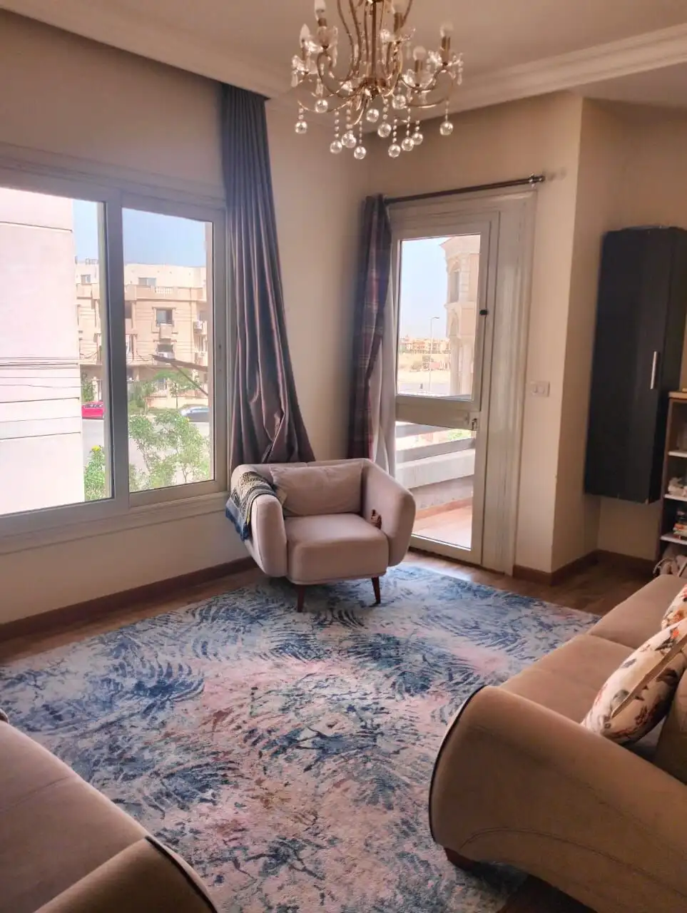 Elegant 3-bedroom apartment with balcony in New Cairo. Modern furnishings, bright living space, perf.