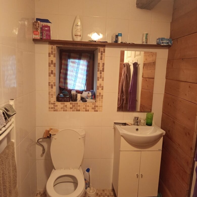 Spacious bathroom with modern fixtures in a beautiful Vulcan Brasov home.