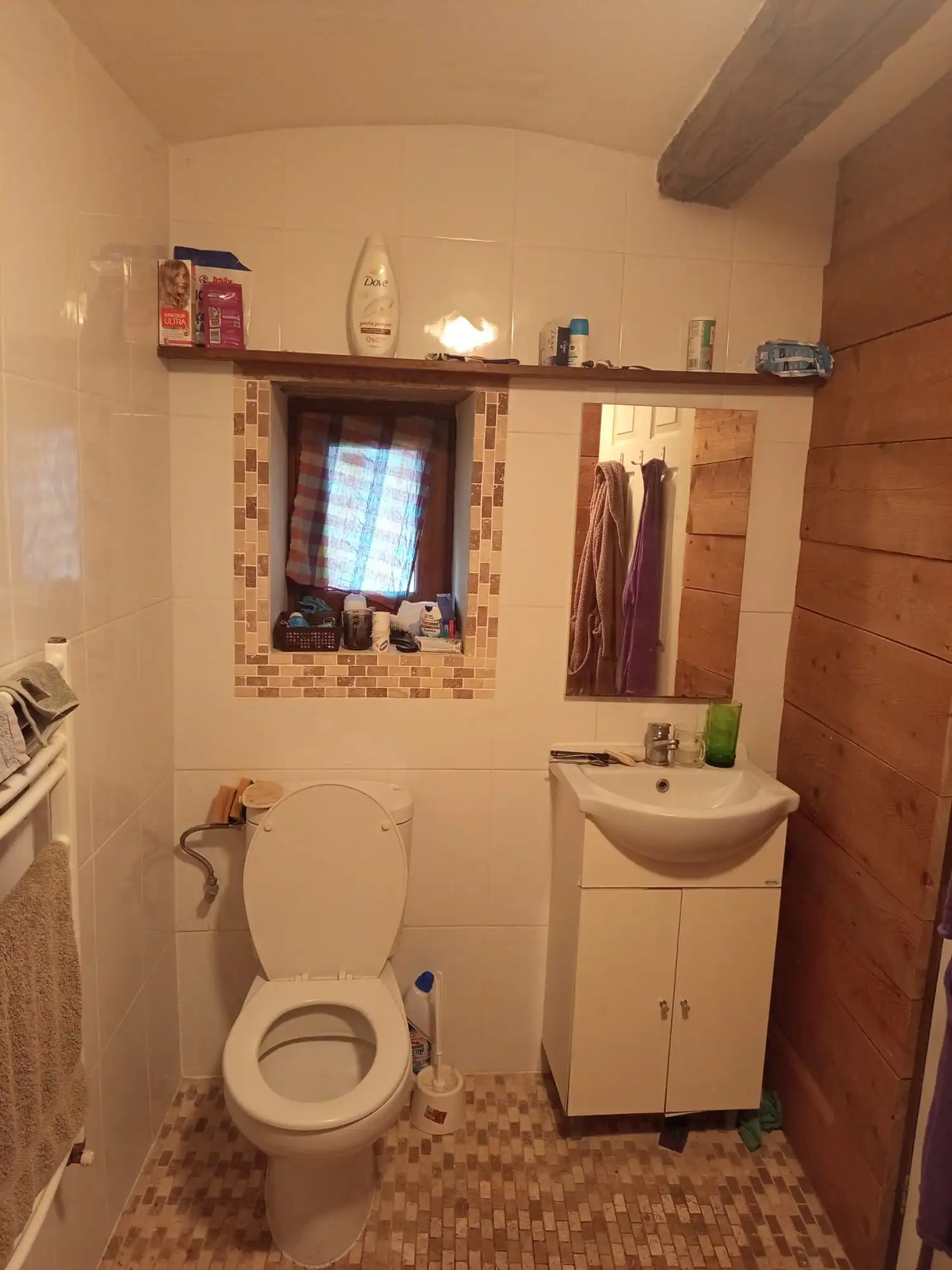 Spacious bathroom with modern fixtures in a beautiful Vulcan Brasov home.