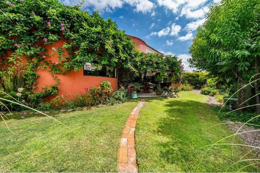 Beautiful colonial-style home with lush garden in Rancho Los Labradores, San Miguel de Allende.