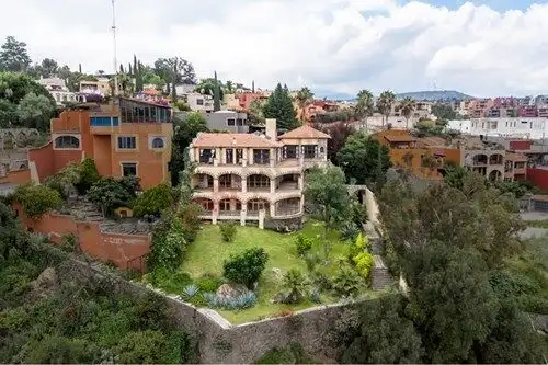 Elegant Spanish colonial estate with panoramic city views in Colonia Balcones, San Miguel de Allende.