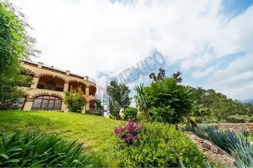 Elegant Spanish colonial estate with panoramic views in San Miguel de Allende. Perfect for luxury li.