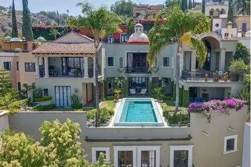 Elegant private estate with a pool in Centro San Miguel de Allende, offering luxurious living in a h.