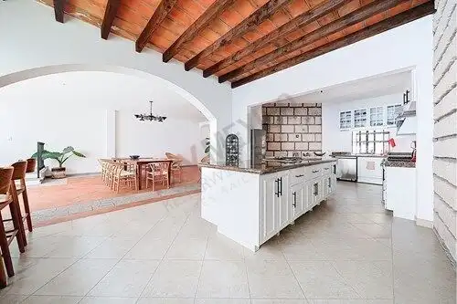 Modern kitchen and dining area in a luxury San Miguel de Allende villa.