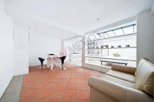 Modern loft apartment in San Miguel de Allende with bright interiors and stylish furnishings.
