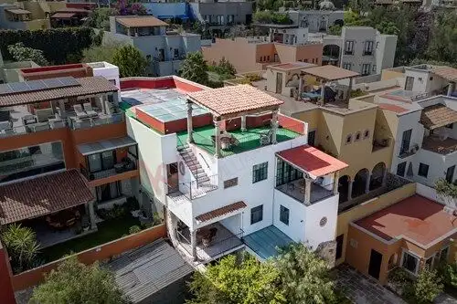 Luxury villa in San Miguel de Allende with rooftop pool, terrace, and modern amenities for investmen.