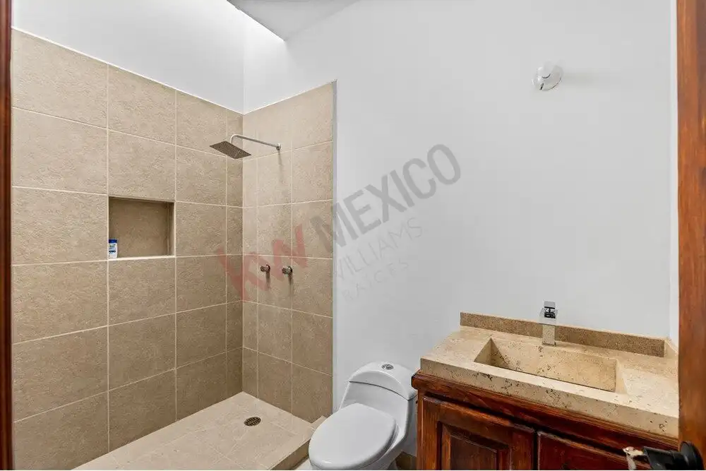 Bathroom with walk-in shower and beige tiles in a modern home in Colonia San Rafael.