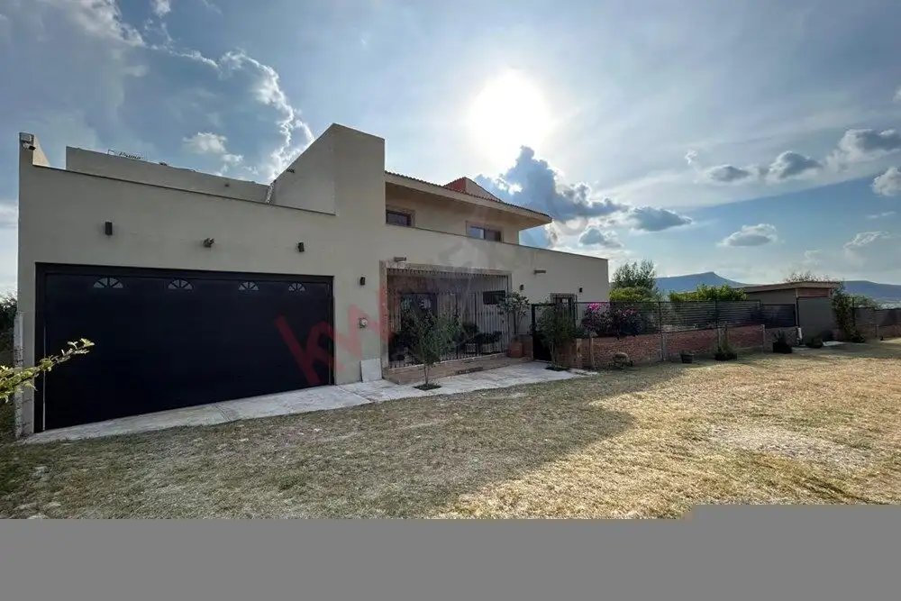 Luxury Country Estate in San Miguel de Allende Elegant country estate for sale in San Miguel de Allende with spacious outdoor areas and modern amen.