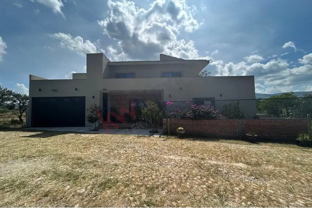 Luxury Estate in San Miguel de Allende Elegant country estate for sale in San Miguel de Allende, featuring modern architecture and spacious.