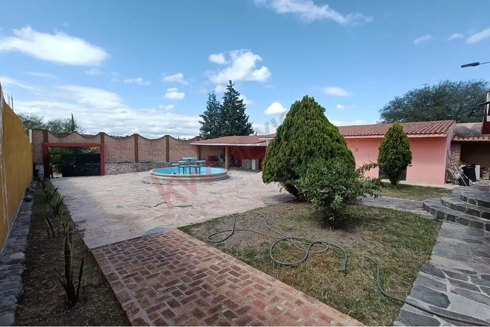 Beautiful countryside retreat featuring a hot spring pool and lush greenery, just 10 minutes from do.