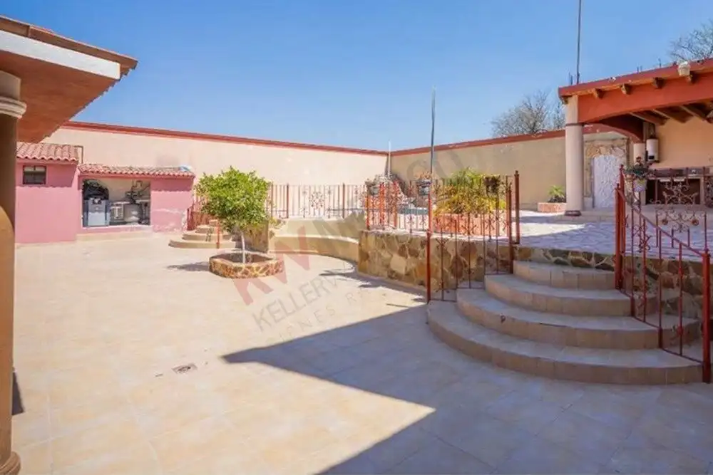 Beautiful outdoor area with a hot spring pool and garden, just 10 minutes from the city center in a.