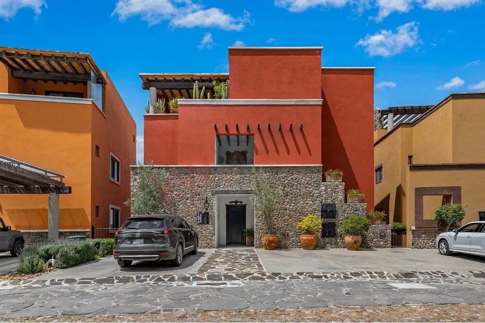 Stylish remodeled single-level home in Capilla de Piedra, San Miguel de Allende, featuring vibrant e.
