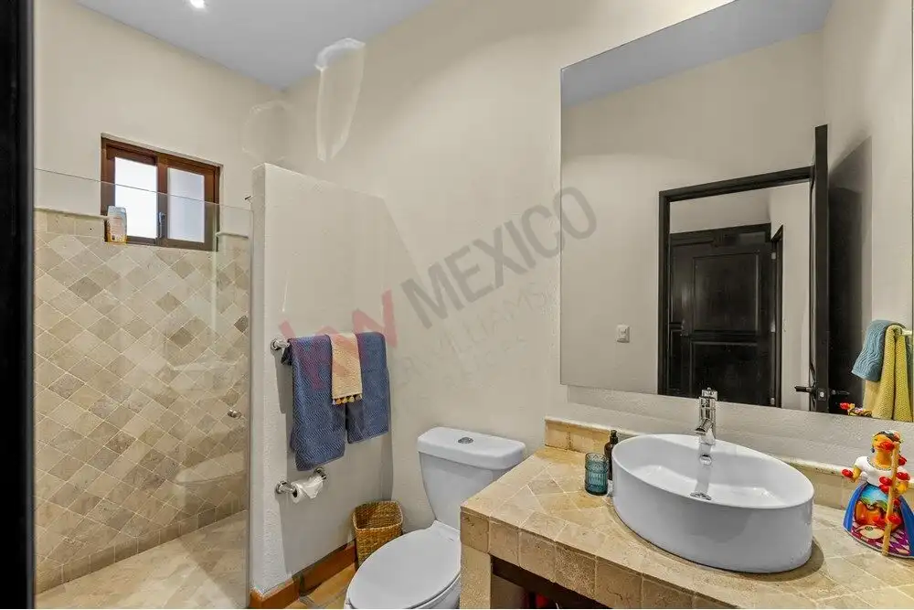 Beautiful bathroom with modern fixtures and tiled shower in Capilla de Piedra.