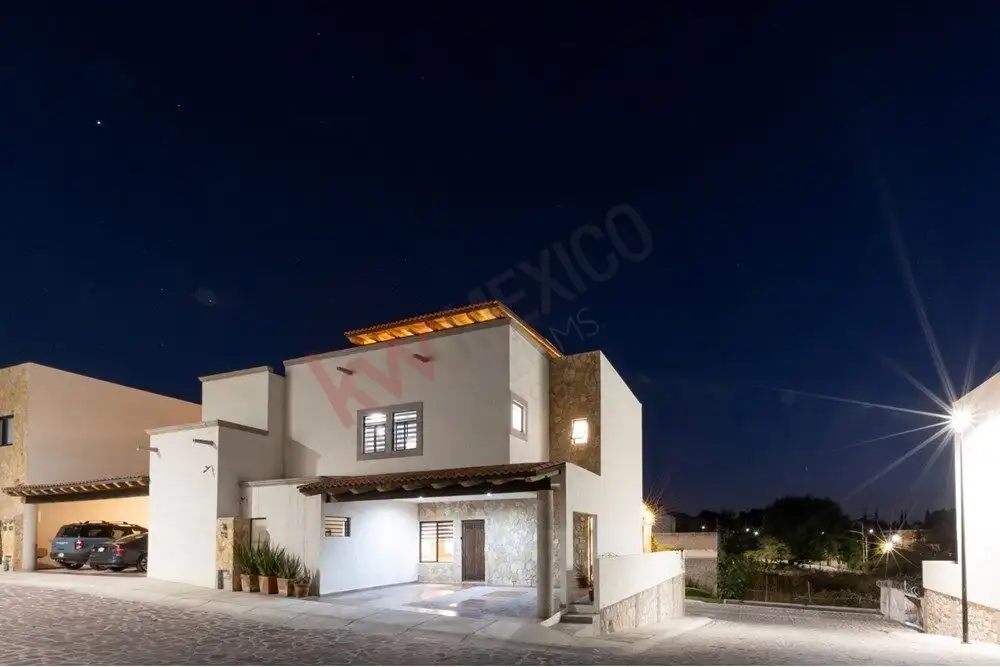 Turnkey luxury home in San Miguel de Allende with modern design and rooftop views.