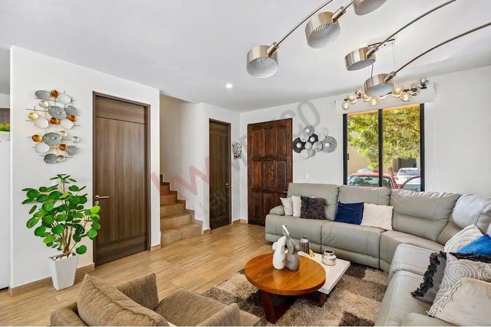 Beautiful living room with modern decor and natural light in Quinta de Allende, San Miguel de Allend.